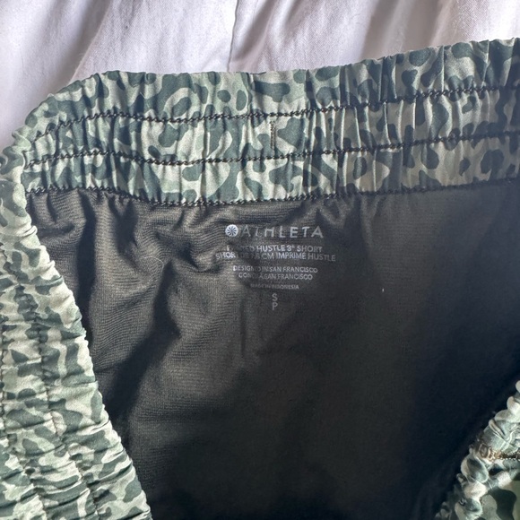 Athleta Shorts Green Camo S - Picture 2 of 3